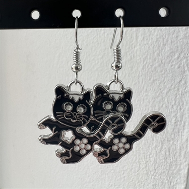 Kat - sort med hvide blomster - øreringe